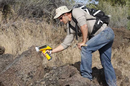 Niton-XL2-w-Male-on-Rock_web